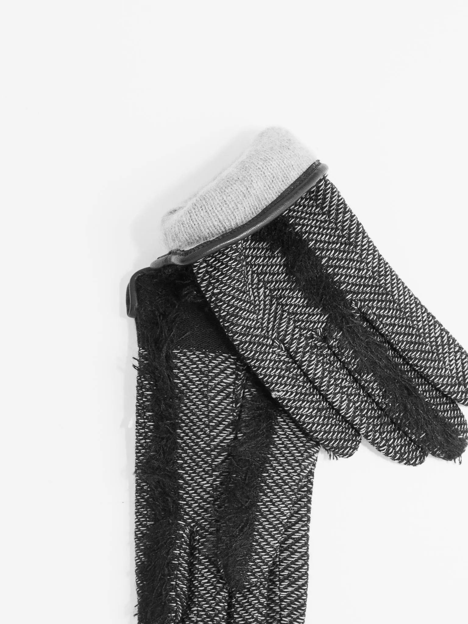 Luxurious Black Cashmere Gloves with Antipast Fringe Detailing